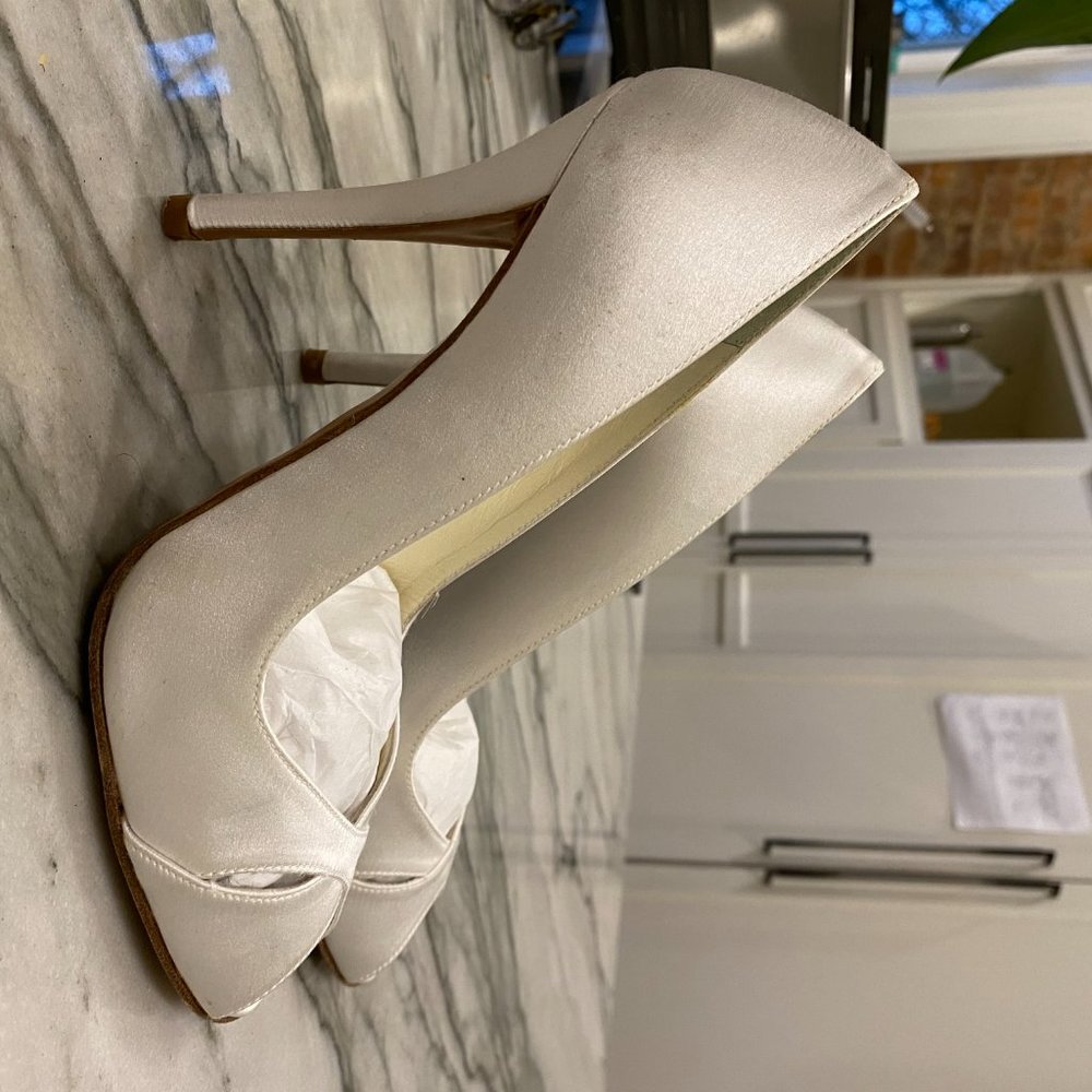 Stuart Weitzman Sashay Pump - White Satin - Size 7 - Picture 3 of 3